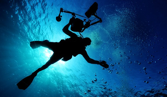 potápěč pod vodou.jpg
